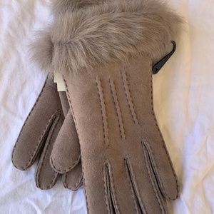 NWT Never used. UGG TOSCANA 3 POINT SHEARLING GLOVES WOMENS SMALL NWT